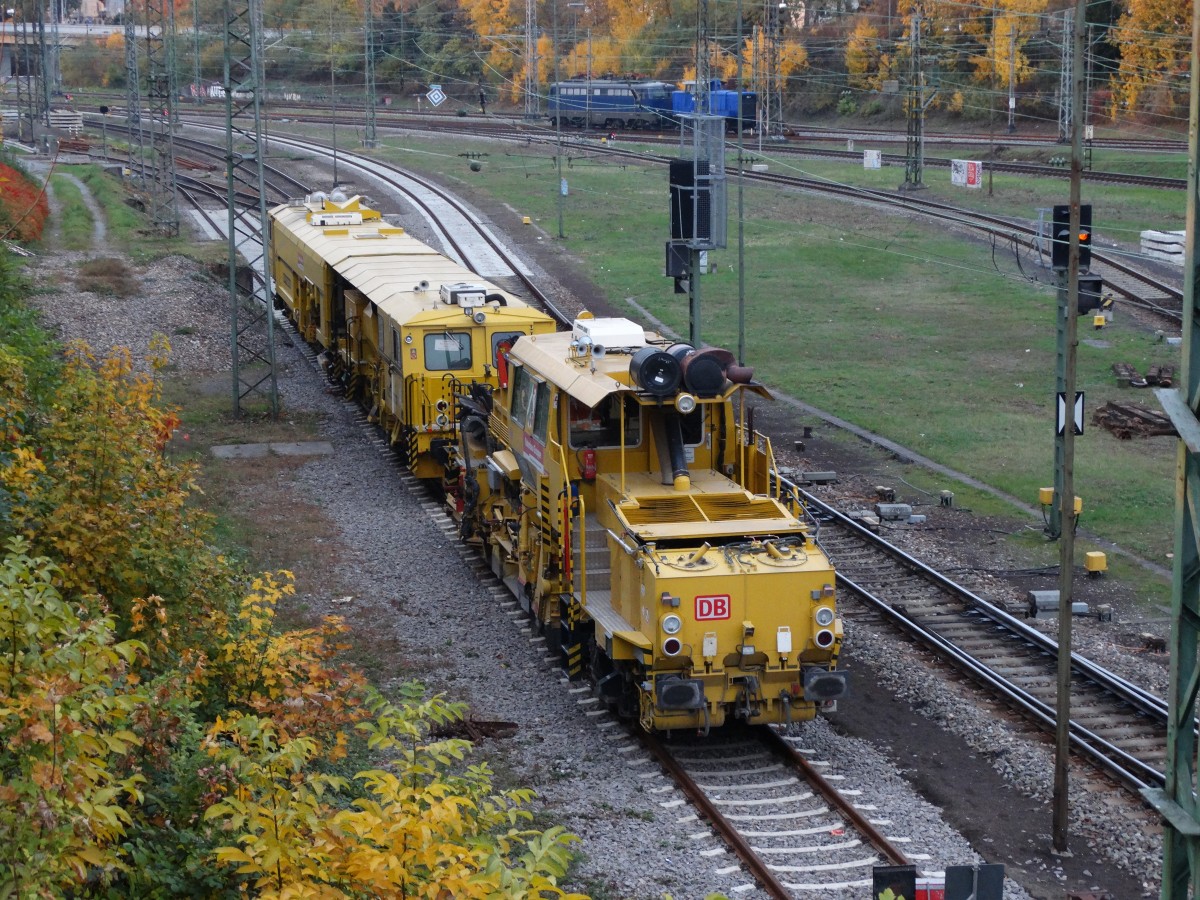 DB Bahnbau Gruppe Schotterprofiliermaschine SSP 911 und Stopfmaschine am 25.10.15 in Heidelberg Hbf von einer Brücke aus fotografiert 