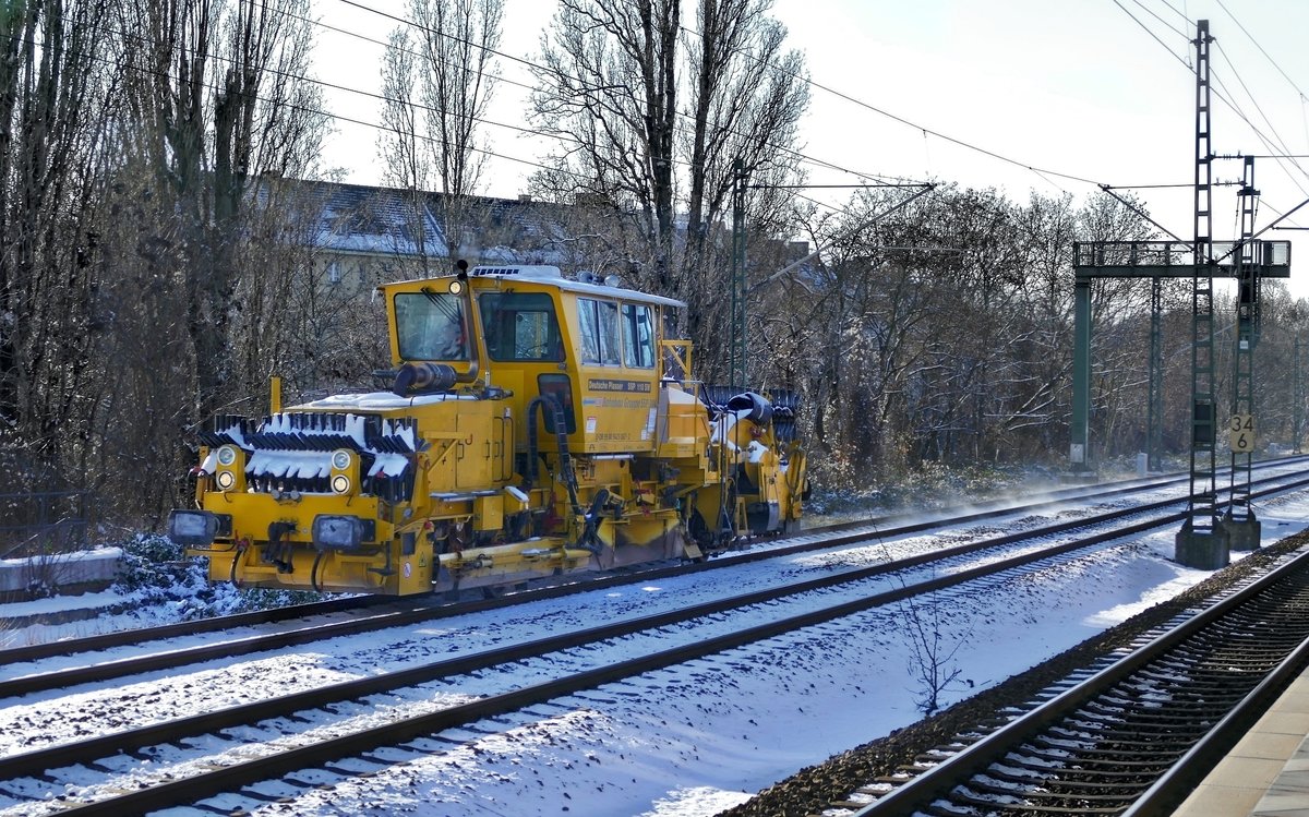 DB Bahnbau Gruppe SSP 304 mit Fahrzeug P&T SSW110, 'D-DB 99 80 9425 067-2', während der Durchfahrt in Berlin Bhf.-Jungfernheide,  kommend (von Bahnsteig 3 aus) am 31.01.2021.