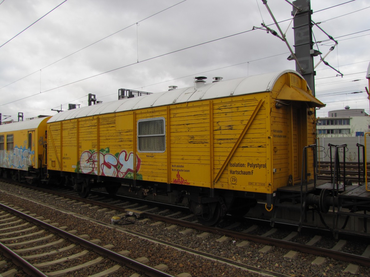 DB Bahnbau Gruppe Wohnwagen 4080 1411 017-0 Gos, am 11.11.2013 in einem Bauzug in Erfurt Hbf.