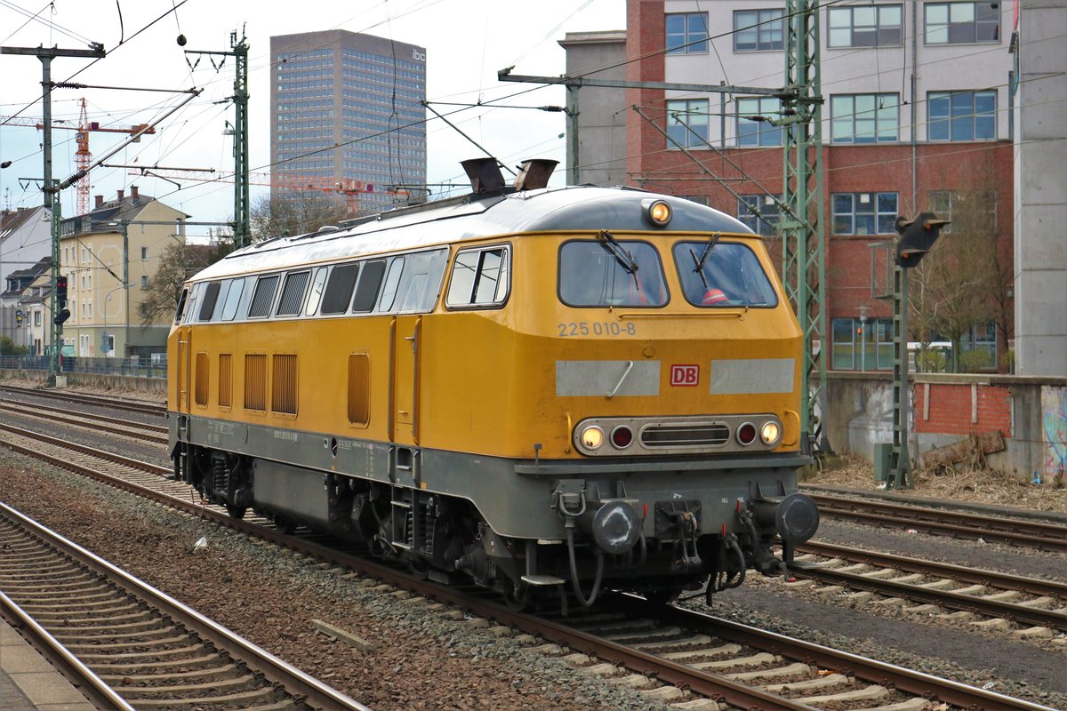 DB Bahnbaugruppe 225 010-8 beim Rangieren am 31.03.18 in Frankfurt am Main Westbahnhof. Die Strecke war gesperrt wegen der Bauarbeiten aber der Bahnsteig war offen 