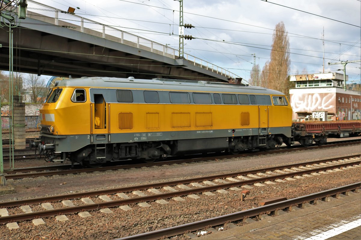 DB Bahnbaugruppe 225 010-8 mit Bauzugwagen am 31.03.18 in Frankfurt am Main Westbahnhof. Die Strecke war gesperrt wegen der Bauarbeiten aber der Bahnsteig war offen 