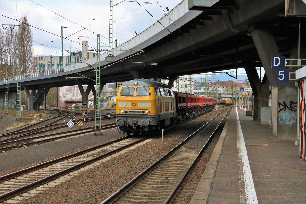 DB Bahnbaugruppe 225 010-8 mit Bauzugwagen am 31.03.18 in Frankfurt am Main Westbahnhof. Die Strecke war gesperrt wegen der Bauarbeiten aber der Bahnsteig war offen 