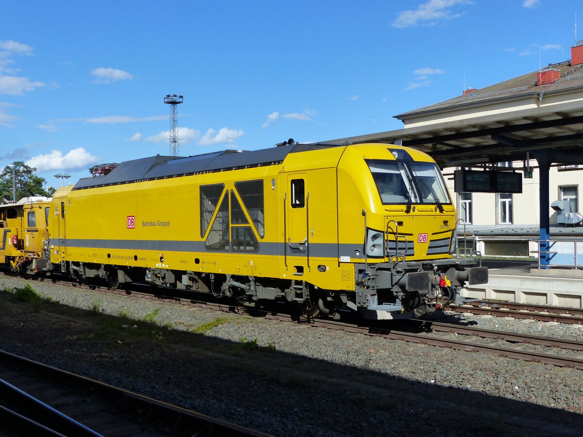 DB Bahnbaugruppe 249 052 ( 9280 4185 052-2 D-DBBBG ), mit einem Bauzug am Haken in Gera am 29.8.2026