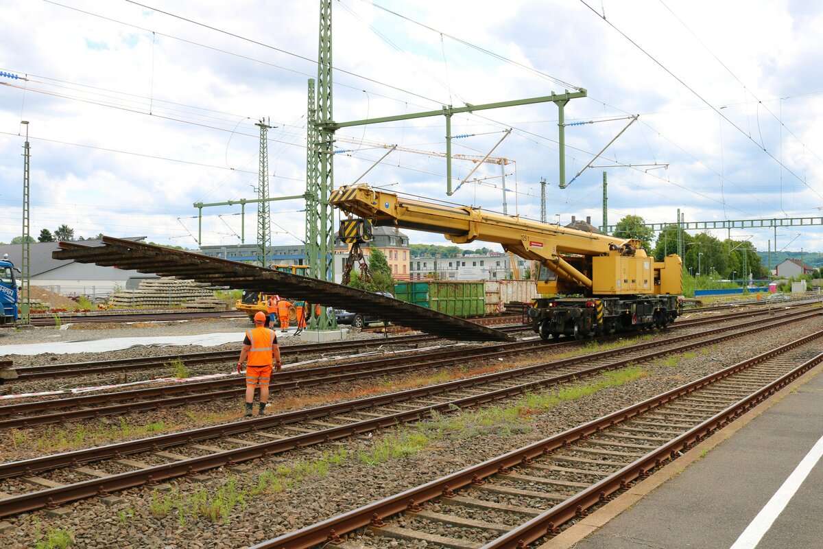 DB Bahnbaugruppe Kirow EDK Gleisbaukran am 31.07.21 in Bad Vilbel vom Bahnsteig aus fotografiert