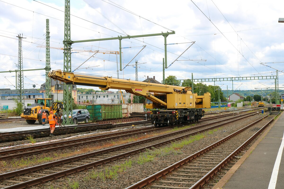DB Bahnbaugruppe Kirow EDK Gleisbaukran am 31.07.21 in Bad Vilbel vom Bahnsteig aus fotografiert