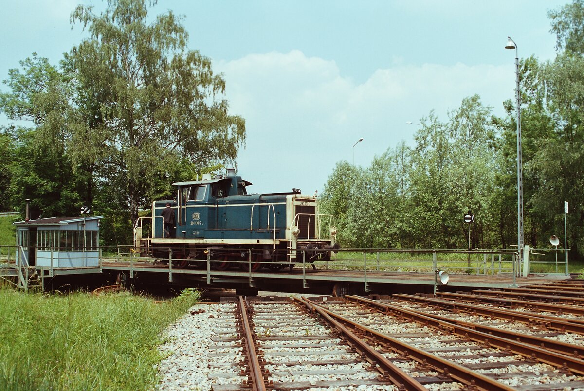 DB-Bahnbetriebswerk Rosenheim mit DB-Diesellok 261 131-7 
Datum: 12.06.1984