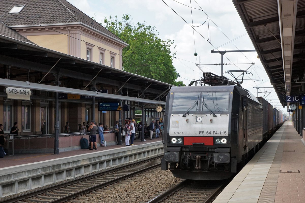 DB BAHNHOF BADEN-BADEN.
Güterzugsdurchfahrt in Richtung Karlsruhe mit der MRCE 189-115, ES 64 F4-115 am 21. Juni 2018.
Foto: Walter Ruetsch