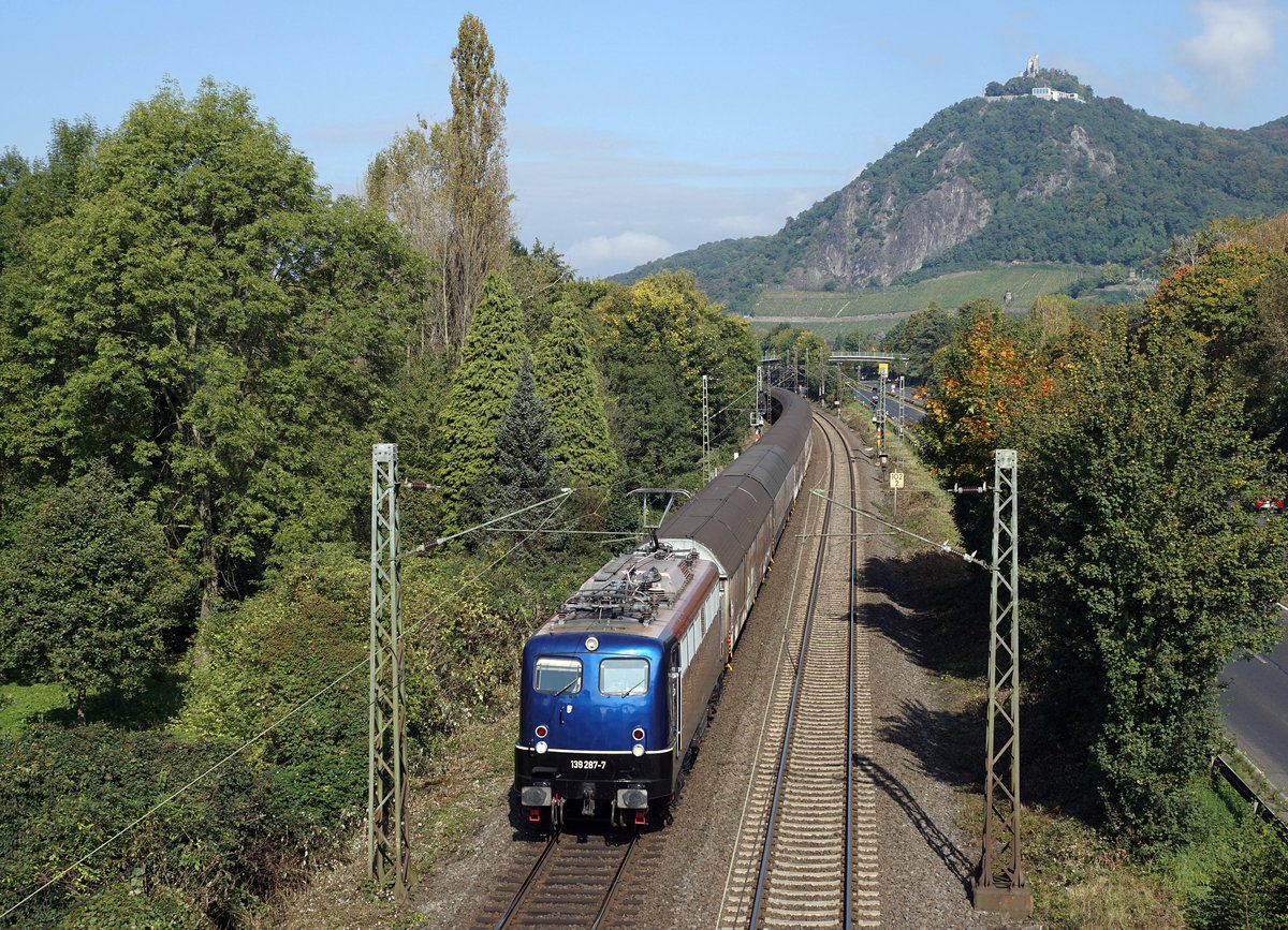 DB: Besonders aufgefallen entlang der DB-Strecke Königswinter - Linz am 25. September 2017.
Sehr langer Güterzug mit der 139 287-7 vor der Kulisse des Drachenfels.
Foto: Walter Ruetsch