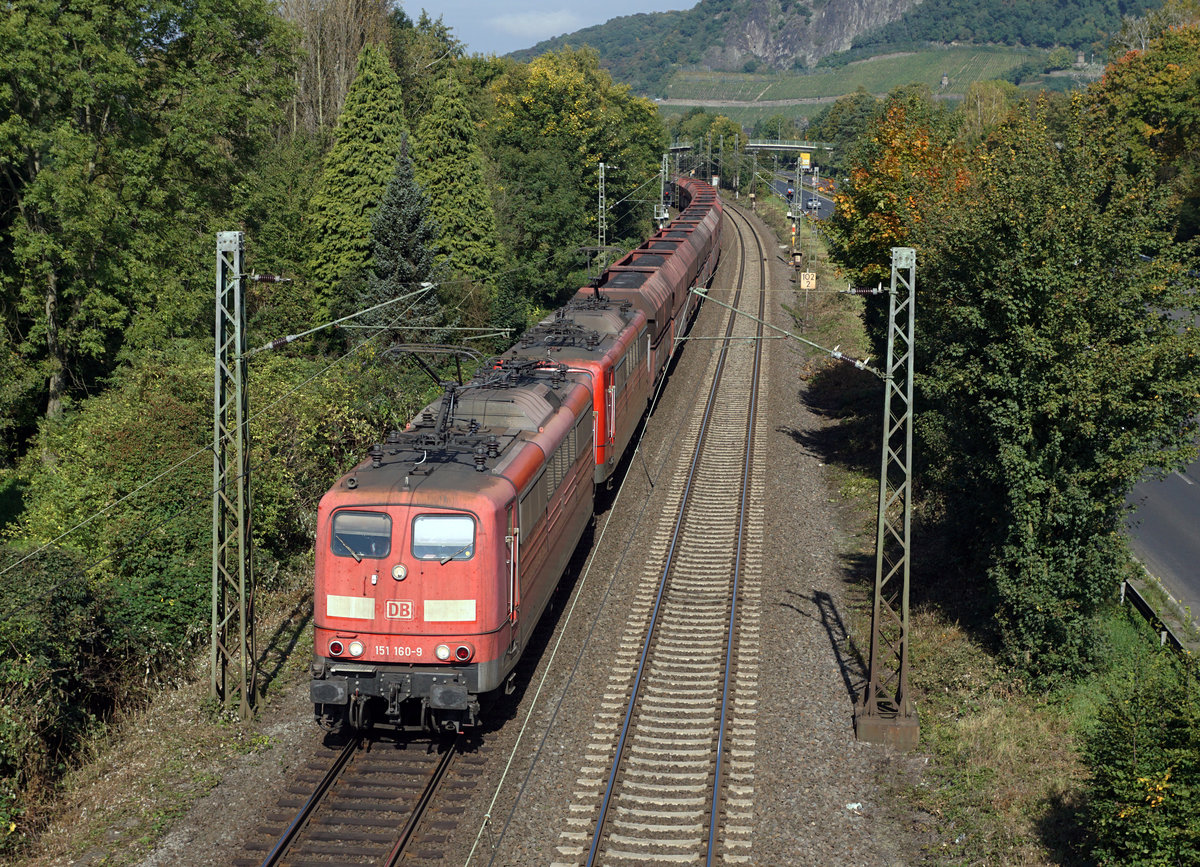 DB: Besonders aufgefallen entlang der DB-Strecke Königswinter - Linz am 25. September 2017.
Langer Erzzug mit Doppeltraktion der BR 151 vor der Kulisse des Drachenfels. An der Zugsspitze eingereiht war die DB 151 164-1. Kurze Zeit danach folgte ein weiterer Erzzug mit der BR 151 160-9.
Foto: Walter Ruetsch