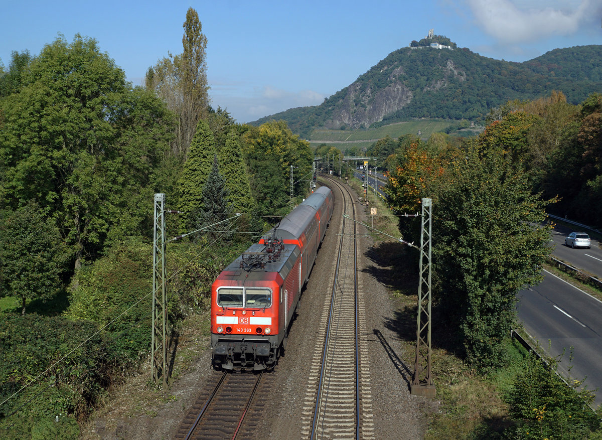 DB: Besonders aufgefallen entlang der DB-Strecke Königswinter - Linz am 25. September 2017.
RB Köln - Koblenz mit der 143 263 vor der Kulisse des Drachenfels.
Foto: Walter Ruetsch