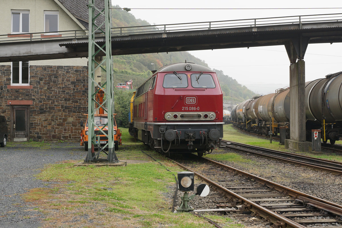DB: Besonders aufgefallen entlang der DB-Strecke Königswinter - Linz am 24. September 2017.
DB 215 086-0 in Linz abgestellt.
Foto: Walter Ruetsch