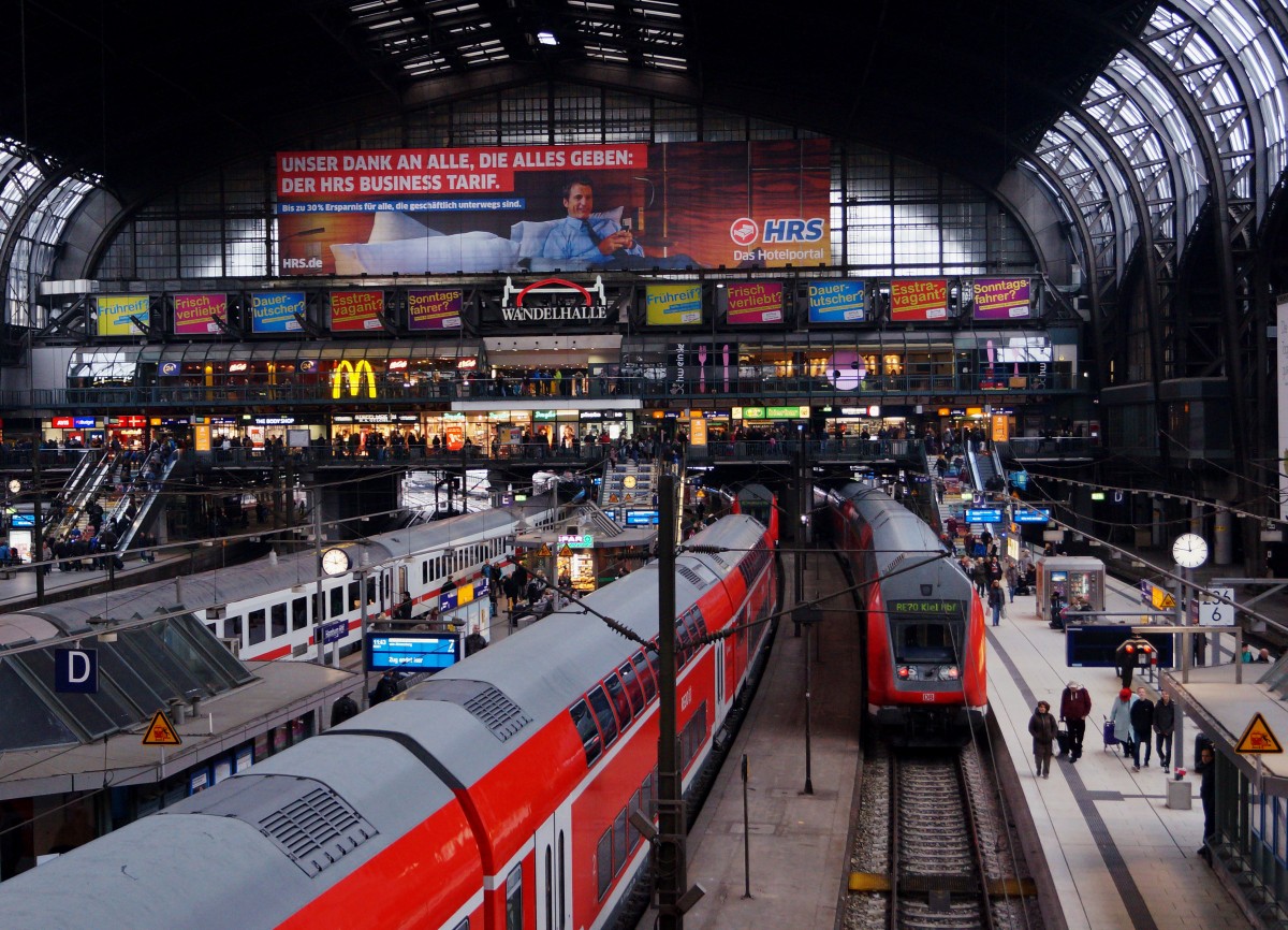 DB: Blick in die Halle des Hamburger Hauptbahnhofs am 16. Oktober 2015.
Foto: Walter Ruetsch