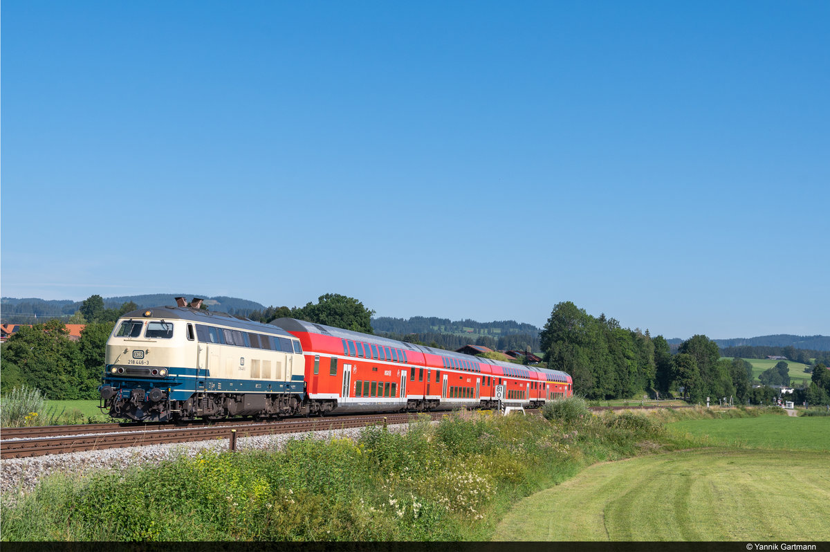 DB BR 218 446-3 ist am 01.08.2020 am RE 57392 von München Hbf nach Lindau Hbf. Hier kurz vor Immenstadt im Allgäu aufgenommen.