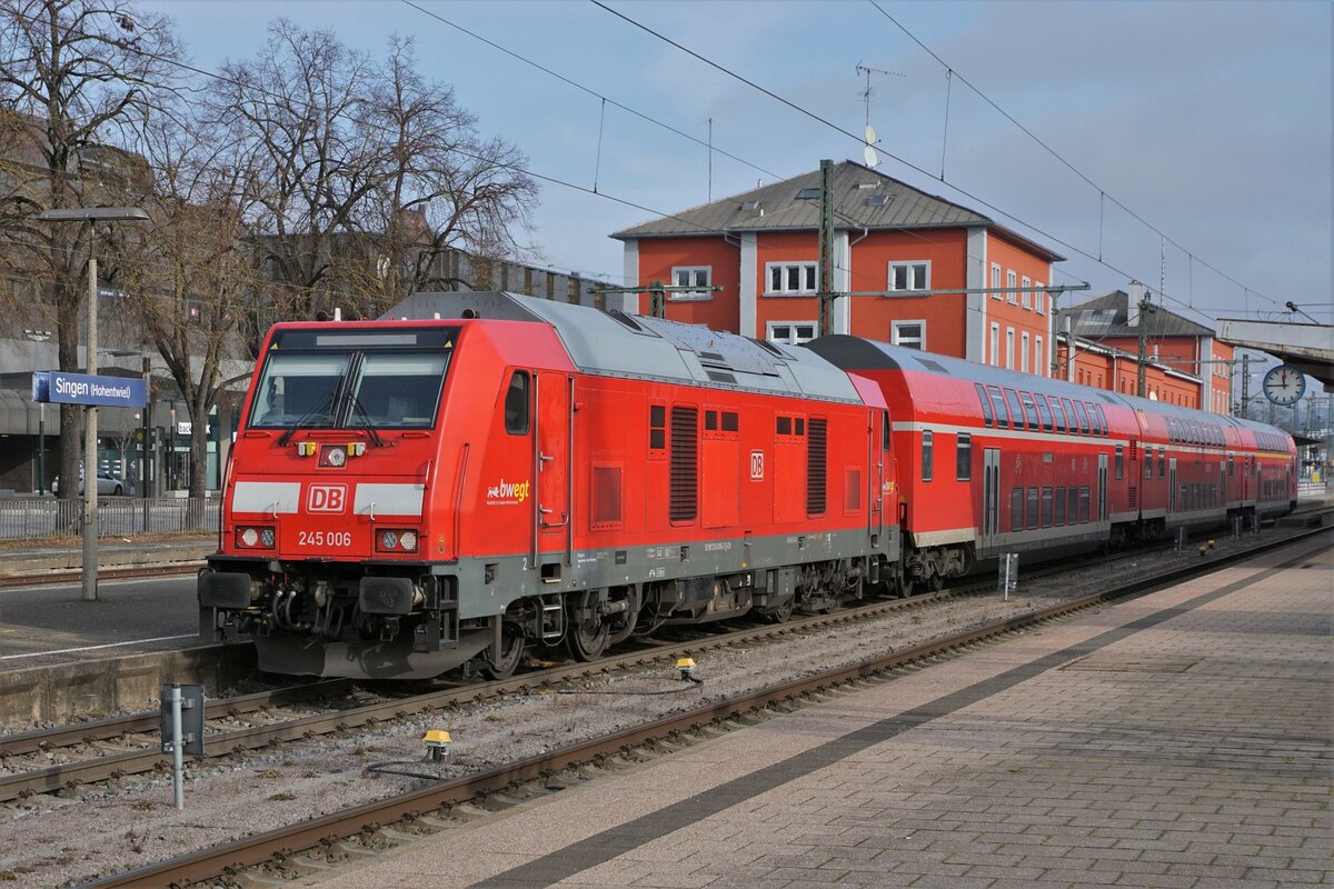 DB BR 245 006 mit IRE Friedrichshafen Stadt - Basel Badischer Bahnhof in Singen am 27. Januar 2022.
Foto: Walter Ruetsch