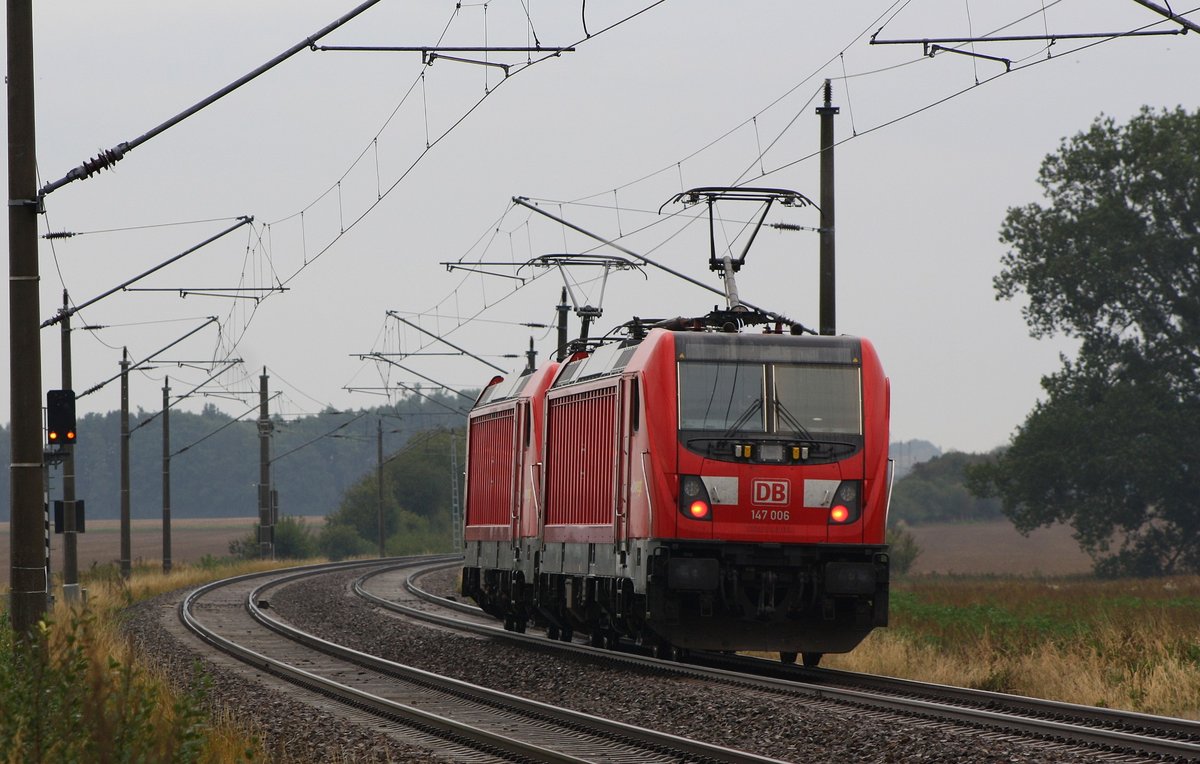 DB bwegt 147 005 und 147 006 bei km 170,0 auf der KBS 203 am 25.09.2020 von Stralsund nach Berlin.