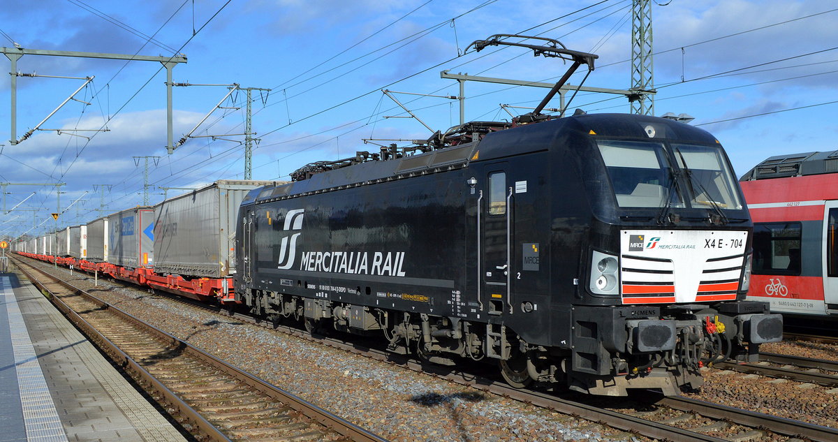 DB Cargo / Mercitalia Rail S.r.l., Roma [I] mit MRCE Vectron  X4 E - 704  [NVR-Nummer: 91 80 6193 704-4 D-DISPO] und Taschenwagenzug am 19.02.20 Durchfahrt Bhf. Golm (Potsdam). 