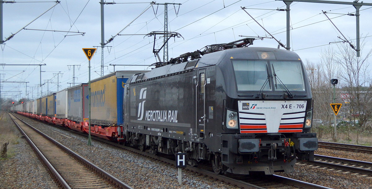 DB Cargo / Mercitalia Rail S.r.l., Roma [I] mit MRCE Vectron   X4 E - 706  [NVR-Nummer: 91 80 6193 706-9 D-DISPO] und Taschenwagenzug am 24.02.20 Durchfahrt Bf. Golm (Potsdam).
