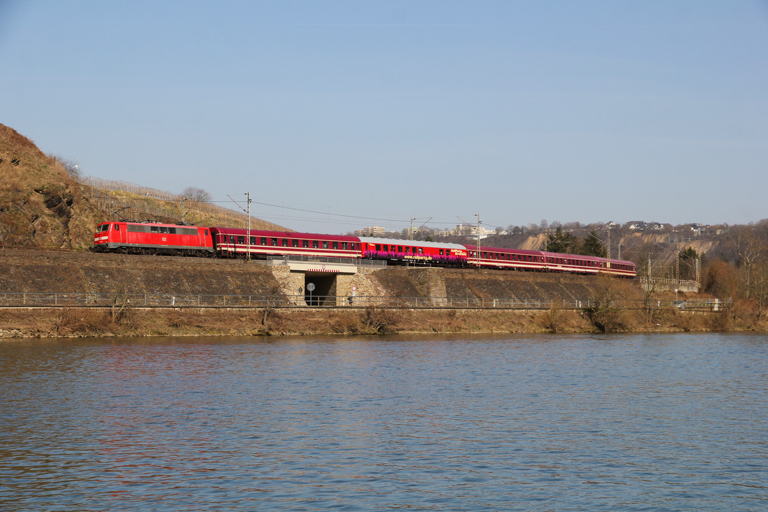 DB Cargo 111 121 mit dem  Hetzerather  (Gesellschaftssonderzug) // Winningen (Mosel) // 11. März 2022