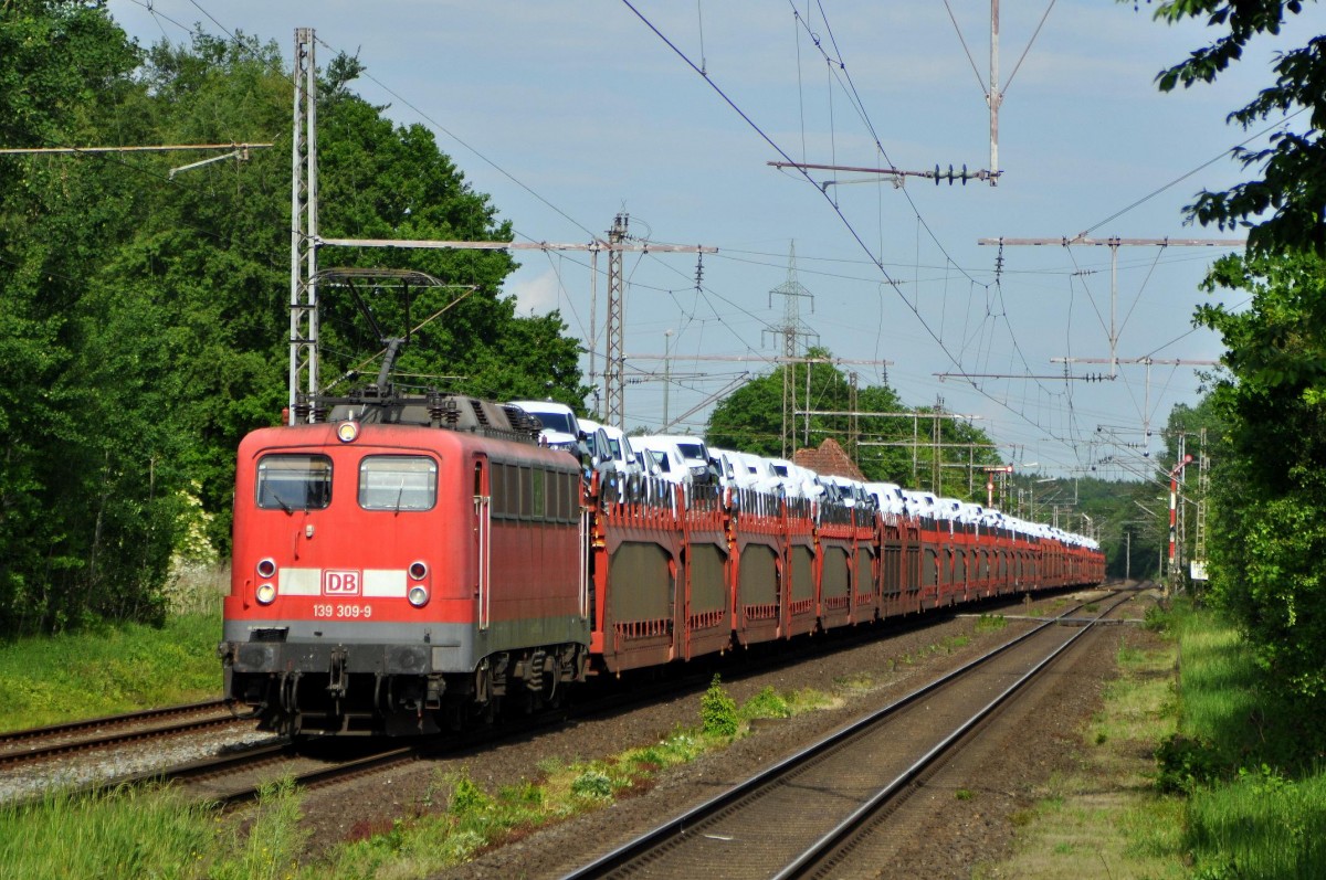 DB Cargo 139 309 mit Autotransportzug in Richtung Rheine (Velpe, 20.05.14).