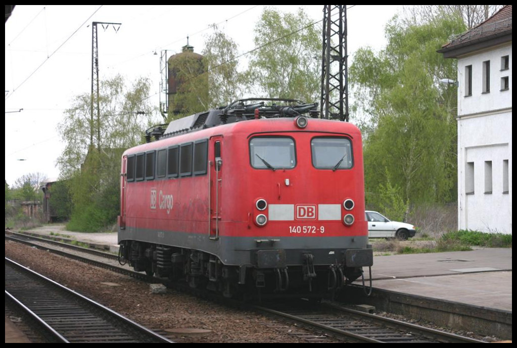 DB Cargo 140572-9 am 24.4.2005 im Bahnhof Großkorbetha.