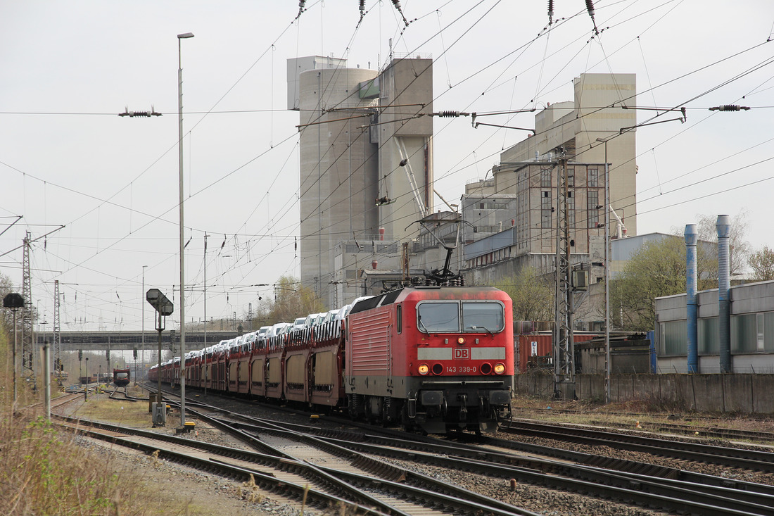 DB Cargo 143 339 hat mit den Neuwagen am Haken genug zu tun.
Aufgenommen am 31. März 2017 im Misburger Güterbahnhof in Hannover.