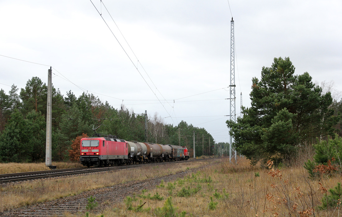 DB Cargo 143 922 mit der Übergabe Seddin - Schwedt (Oder).
Am Zugschluss hing 298 308.
Aufgenommen in Britz am 5. Januar 2018.