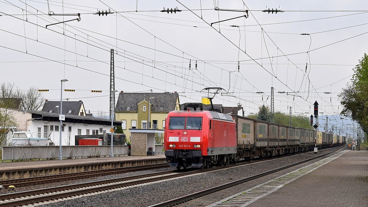 DB Cargo 145 001 mit einem Ambrogio KLV-Zug auf der linken Rheinstrecke in Richtung Köln (Urmitz, 12.04.18).