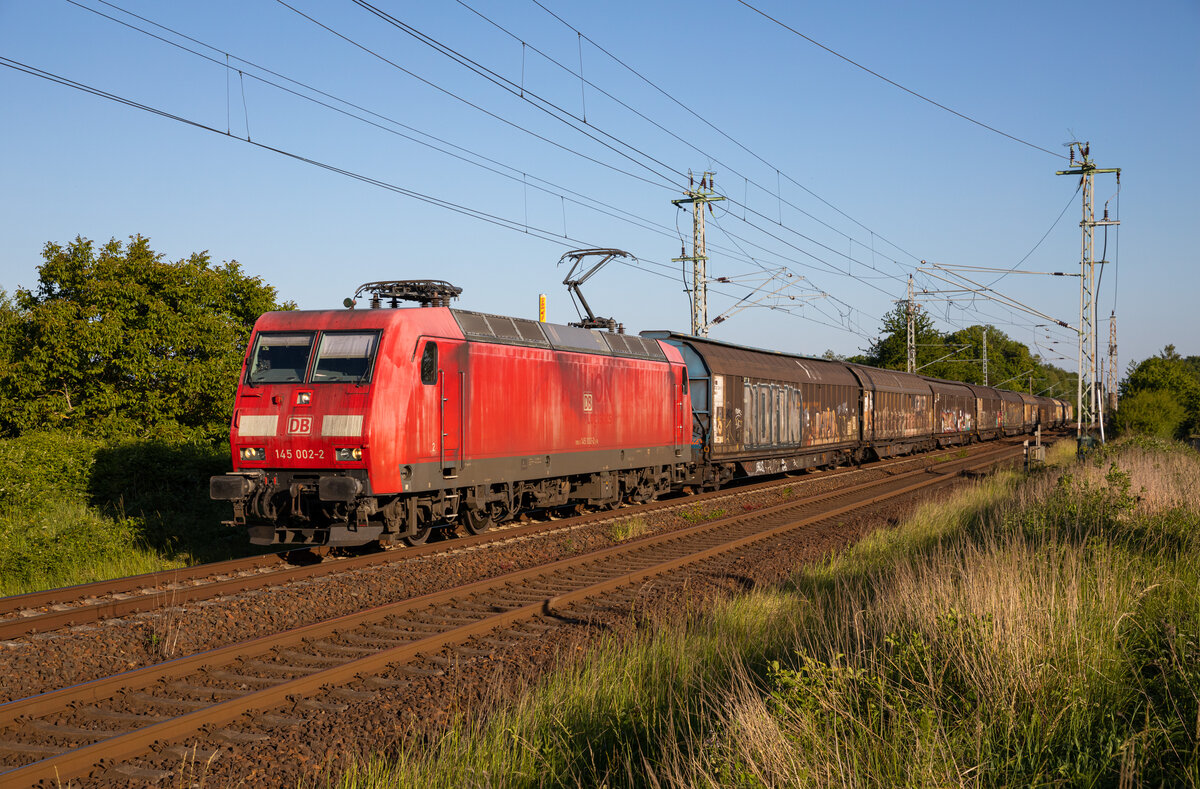 DB Cargo 145 002 mit einem Papierzug am 13.06.2023 in Stralsund.
