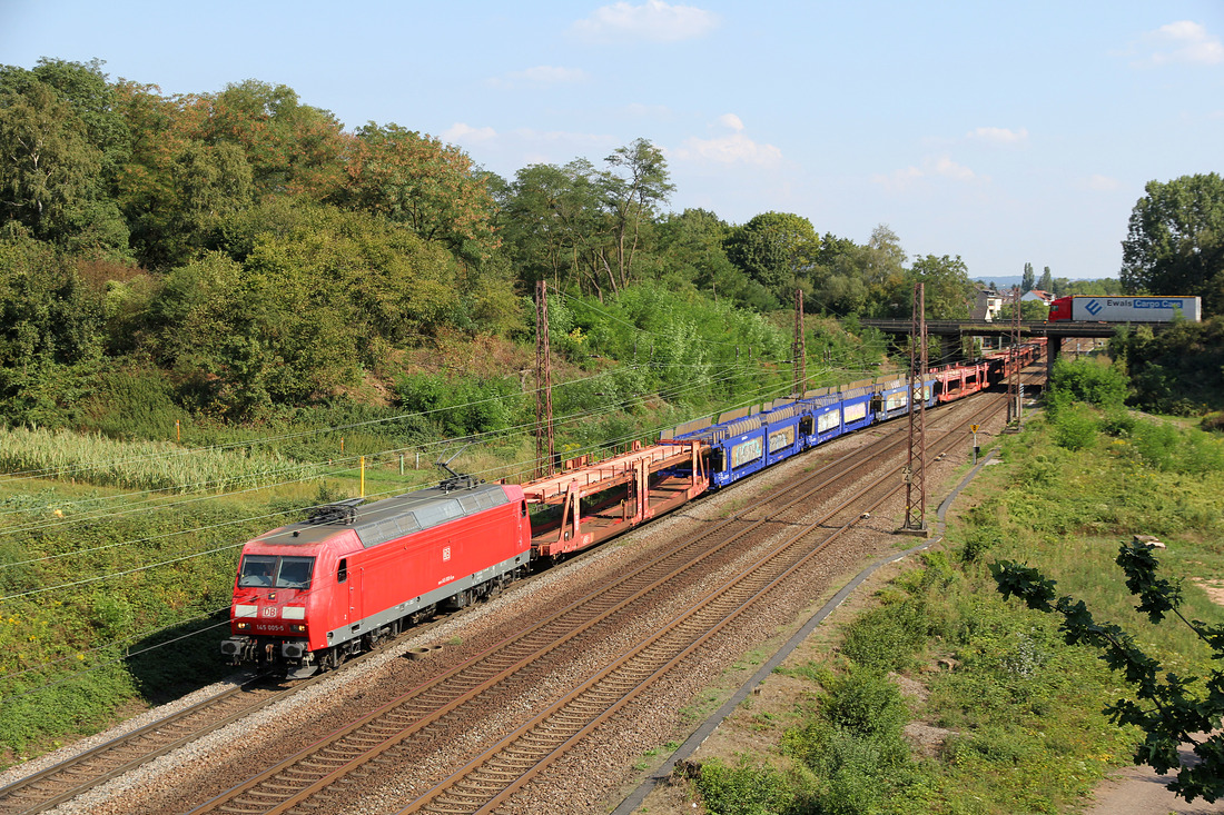 DB Cargo 145 005 mit ER 55050  Saarbrücken Rbf West - Dillingen Ford // Aufgenommen zwischen den Bahnhöfen Dillingen (Saar) und Saarlouis. // 26. August 2019
