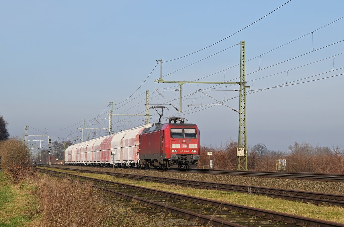 DB Cargo 145 016 mit Kalkzug Bremen Stahlwerke - Horlecke (Diepholz, 11.01.18). 