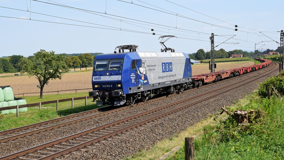 DB Cargo 145 019  Starkes Team sucht Kollegen (m/w) , vermietet an RBH Logistics, mit Containertragwagen in Richtung Osnabrück (Bohmte-Stirpe, 23.08.2022).