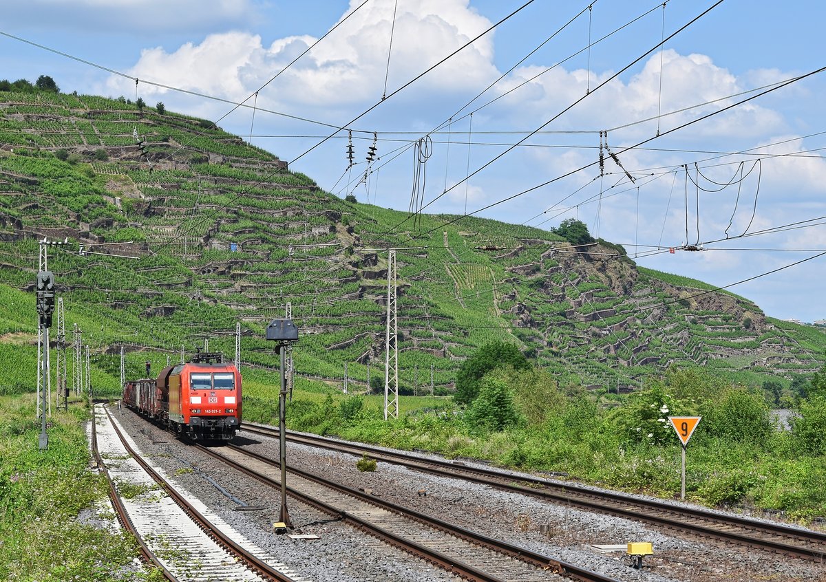 DB Cargo 145 021 mit gemischtem Güterzug in Richtung Trier (Winningen/Mosel, 04.06.18).