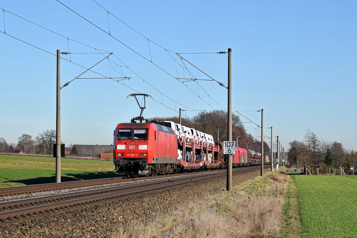 DB Cargo 145 022 mit gemischtem Güterzug in Richtung Osnabrück (bei Melle, 15.02.19).