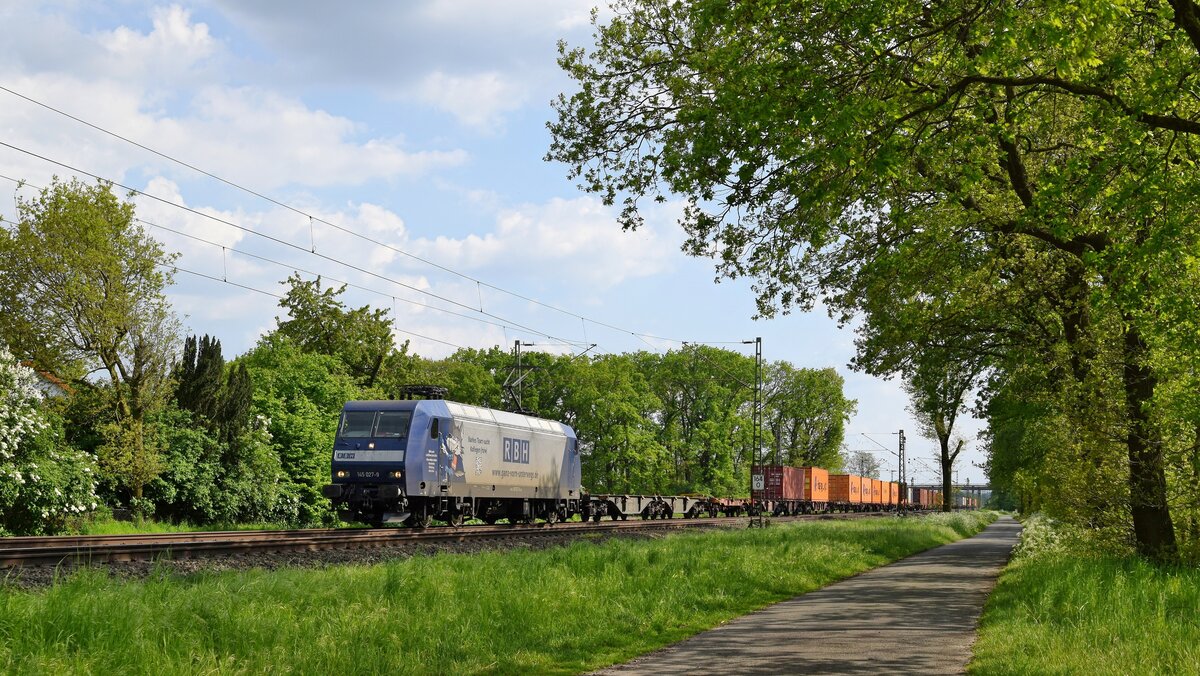 DB Cargo 145 027  Starkes Team sucht Kollegen (m/w) , vermietet an RBH Logistics, mit Containerzug in Richtung Bremen (Lembruch, 13.05.2023).