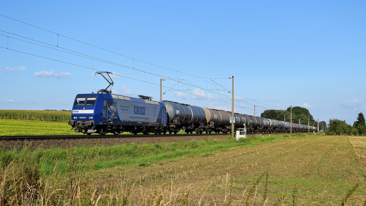 DB Cargo 145 030  Starkes Team sucht Kollegen (m/w) , vermietet an RBH Logistics, mit Kesselwagenzug in Richtung Osnabrück (bei Melle, 31.08.2021).