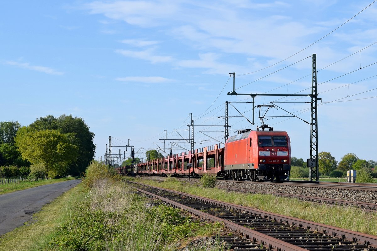 DB Cargo 145 035 mit leeren Autotransportzug in Richtung Osnabrück (bei Diepholz, 06.05.2020).