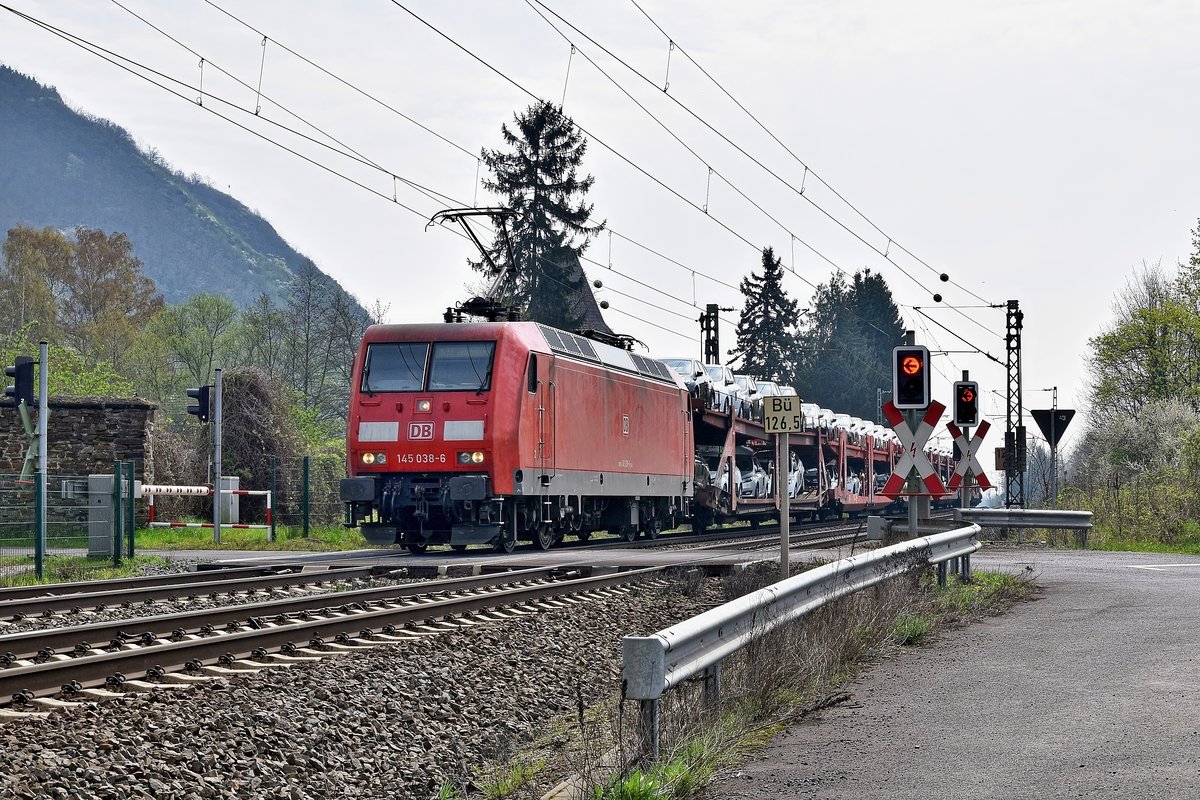 DB Cargo 145 038 mit Autotransportzug in Richtung Köln (Leutesdorf, 12.04.18).