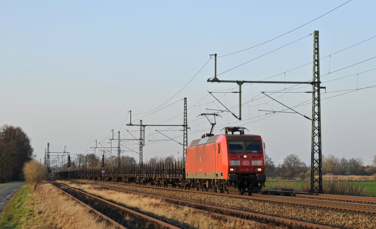 DB Cargo 145 050 mit leeren Röhrentransportwagen in Richtung Osnabrück (Diepholz, 16.03.17).