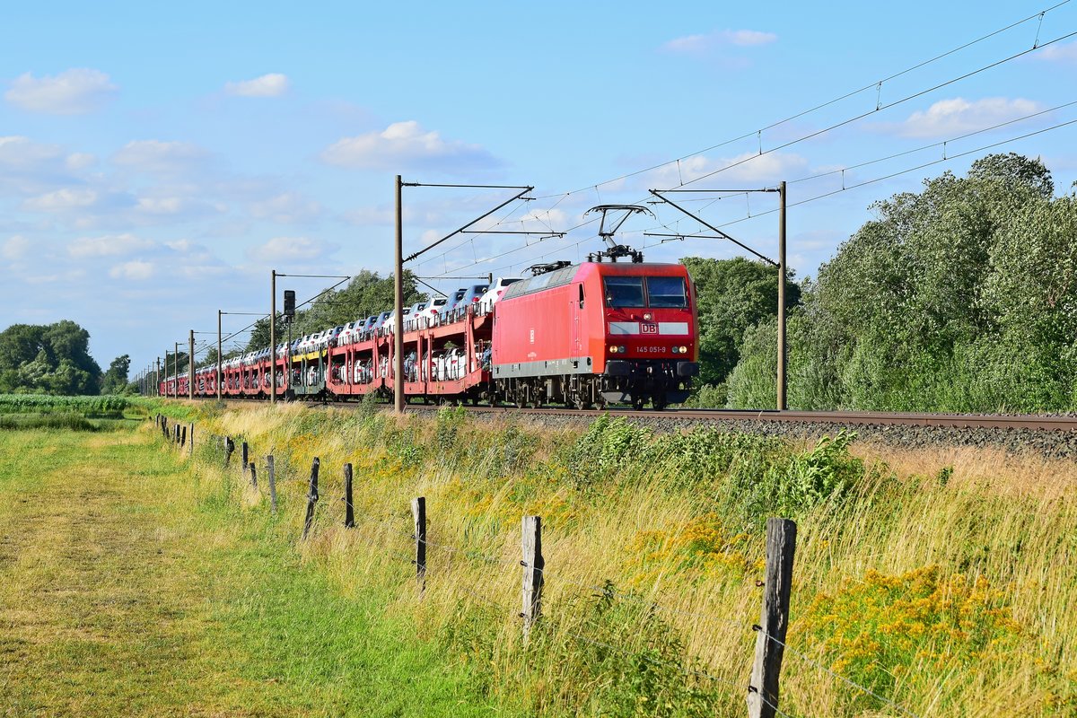 DB Cargo 145 051 mit Autotransportzug in Richtung Osnabrück (Hüde, 01.07.19).