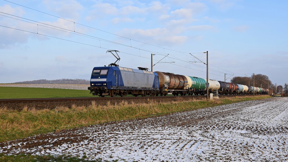 DB Cargo 145 059-2 mit Kesselwagenzug in Richtung Osnabrück (bei Melle, 19.01.2024).