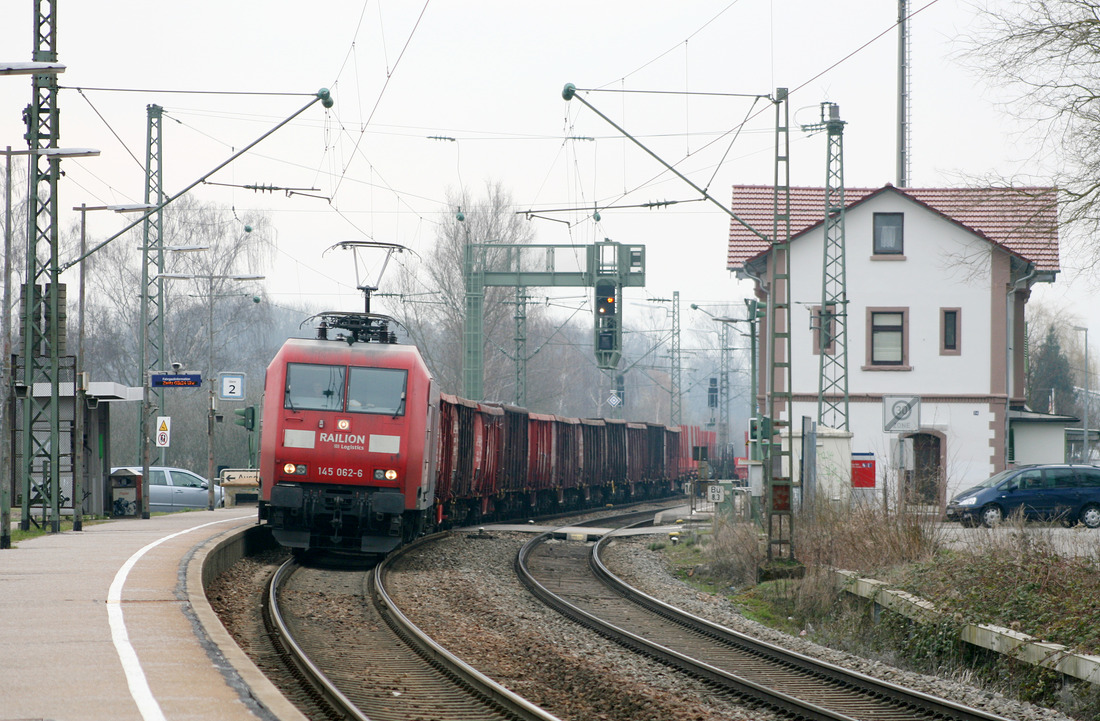 DB Cargo 145 062 mit EK 52863  Mannheim Rbf - Kehl. // Aufgenommen im Bahnhof Kork. // 27. März 2013