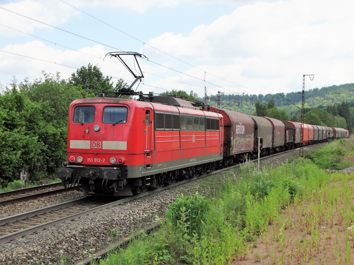 DB Cargo 151 012-2 Schiebt einen Güterzug auf der Spessartrampe am 25.05.17. Das Foto wurde von einen Gehweg aus fotografiert