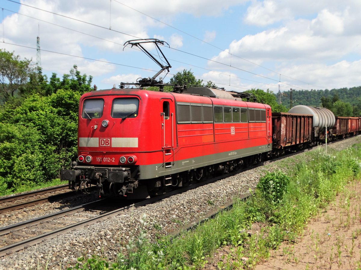 DB Cargo 151 012-2 Schiebt einen Güterzug auf der Spessartrampe am 25.05.17. Das Foto wurde von einen Gehweg aus fotografiert