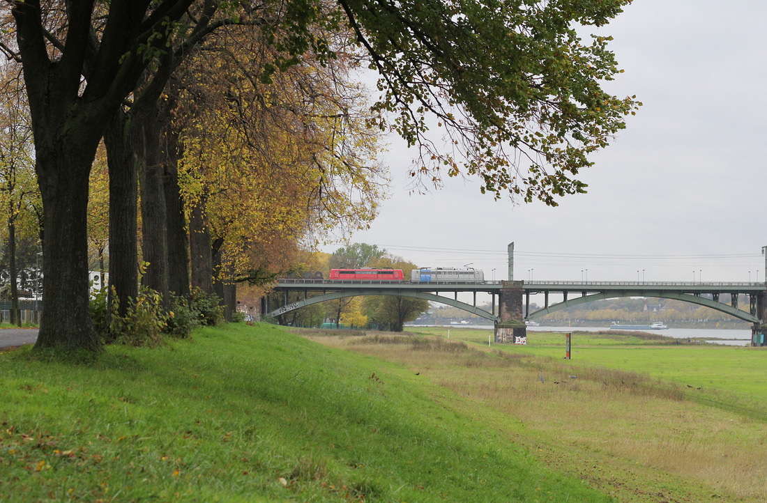DB Cargo 151 062 (rechts bzw. führend) + 151 xxx // Köln-Poll // 7. November 2019