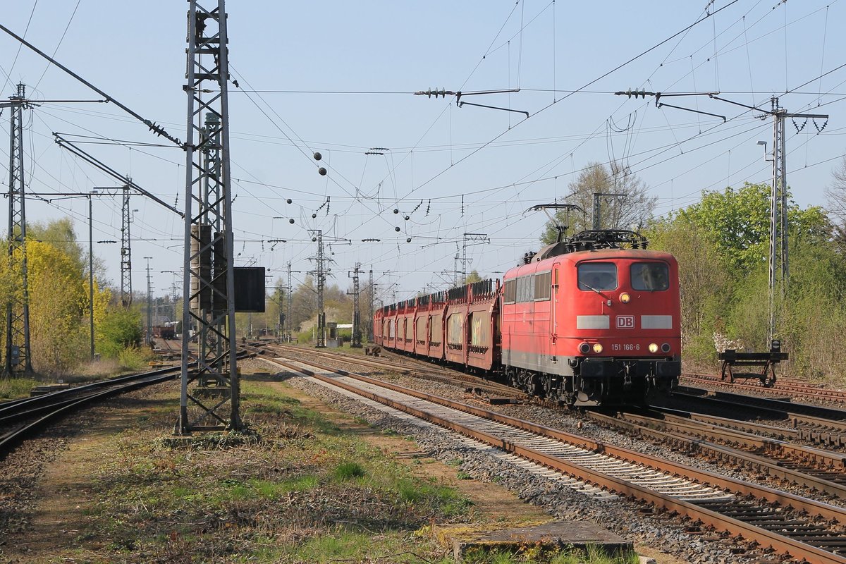 DB Cargo 151 166-6 (Baujahr: 1977) mit einem Güterzug in die Richtung Rheine auf Bahnhof Salzbergen am 20-4-2016.