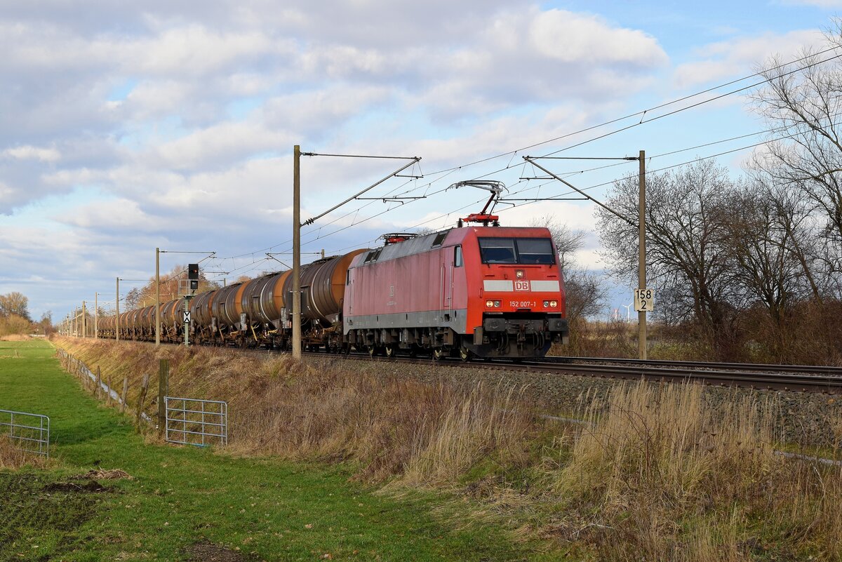DB Cargo 152 007 mit Kesselwagenzug EZ 50760 Barenburg - Lingen-Holthausen (Hde, 14.02.2022).