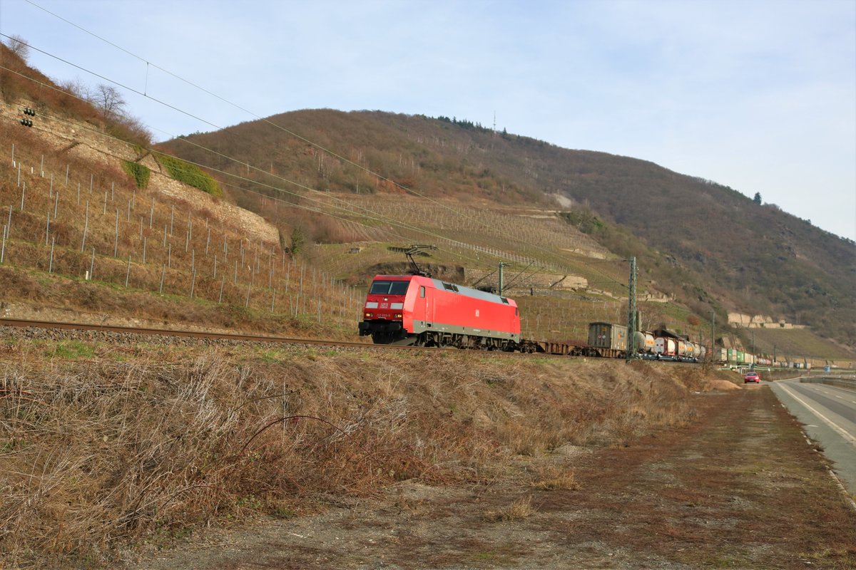 DB Cargo 152 008-9 mit einen KLV Zug auf der Rechten Rheinstrecke am 23.02.19 zwischen Assmanshausen und Lorch