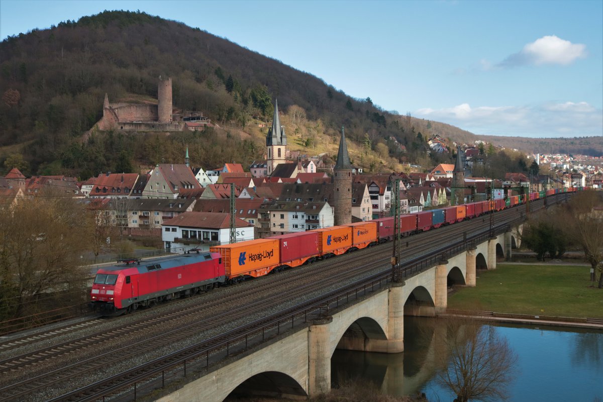 DB Cargo 152 008-9 mit Containerwagen in Gemünden am Main am 27.02.21