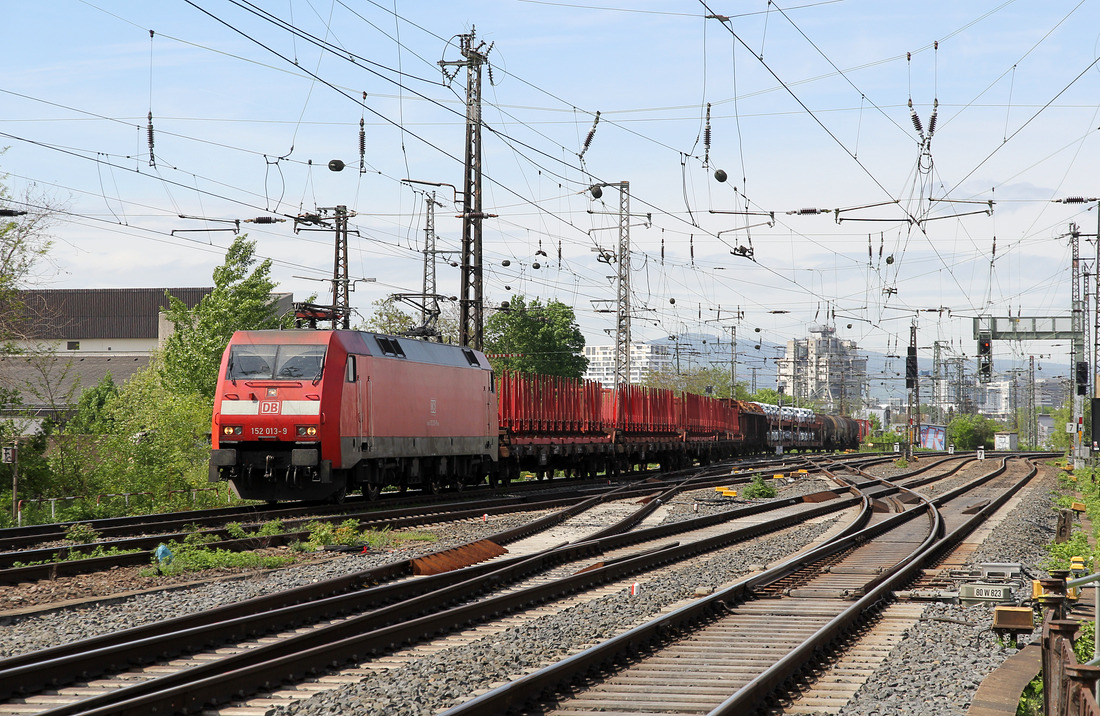 DB Cargo 152 013 erreicht in wenigen Sekunden die Main-Neckar-Brücke.
Aufgenommen am 24. April 2018 in Frankfurt am Main.