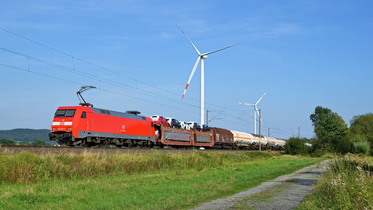 DB Cargo 152 013 mit gemischtem Güterzug in Richtung Osnabrück (zwischen Wissingen und Westerhausen, 23.08.19).